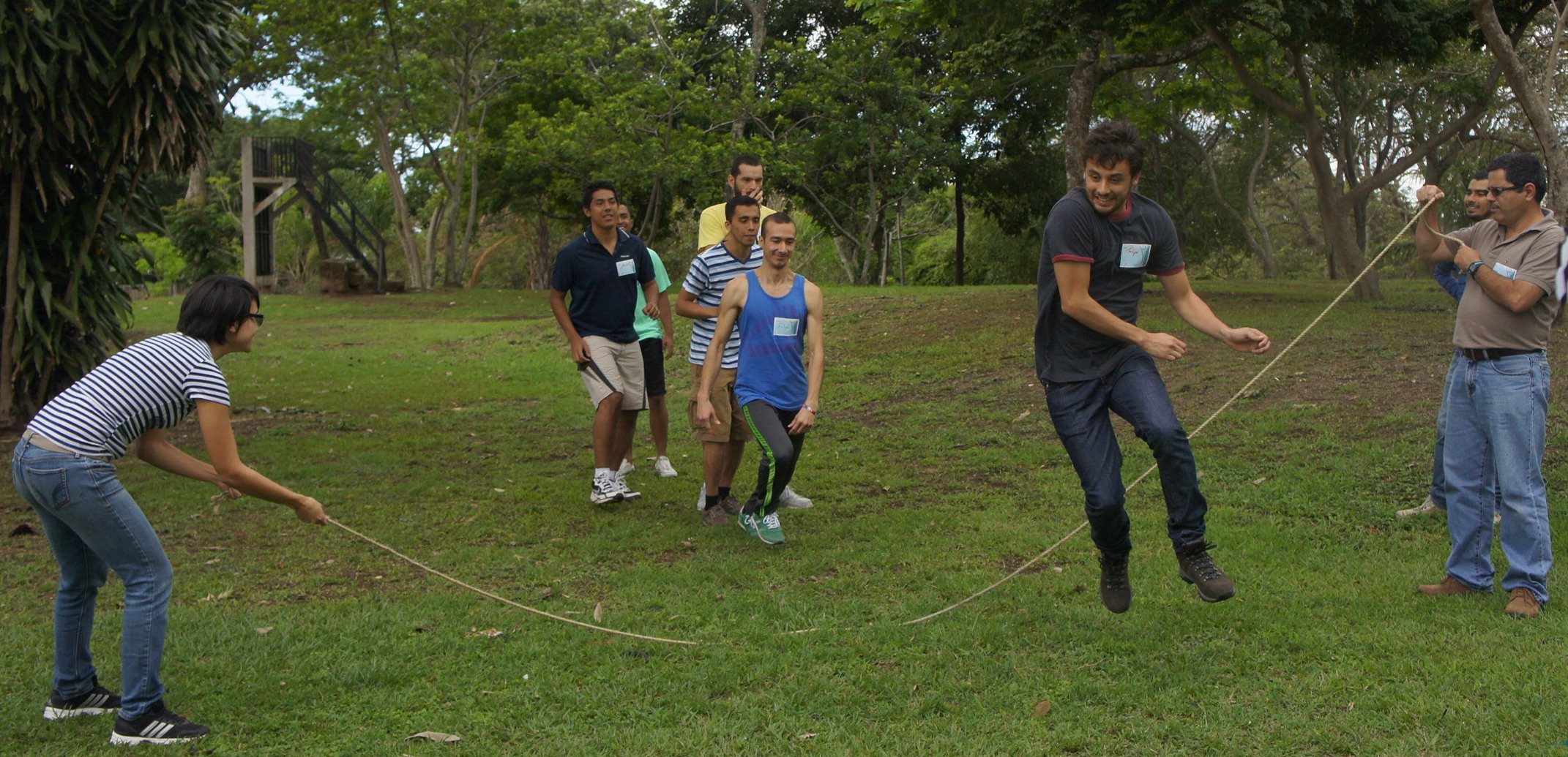 Funcionarios de la Oficina de Bienestar y Salud pusieron a jugar a estudiantes universitarios. Foto: Nicole Cisneros