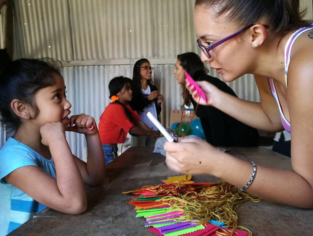 La acción social llega a comunidades con el fin de generar un cambio social.  La fotografía fue tomada durante uno de los talleres impartidos por estudiantes del TC-568 a inicios del 2017 a escolares de las Las Brisas, en el cantón cartaginés de La Unión  - foto Laura Paniagua.