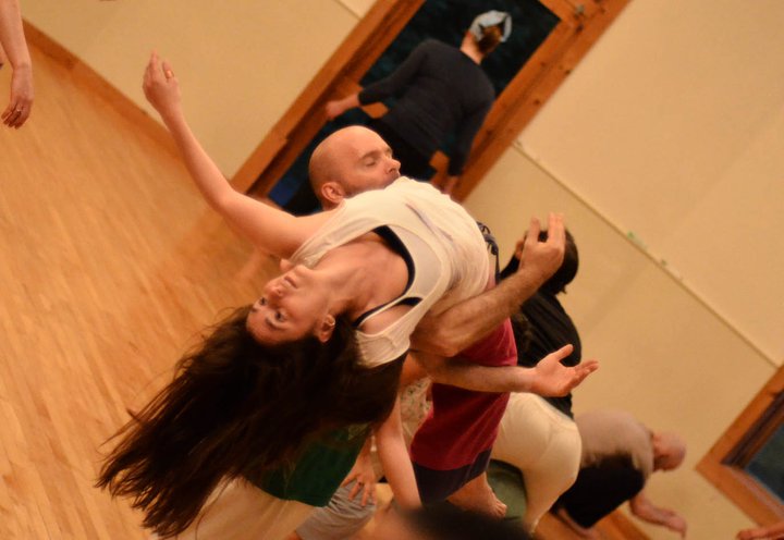 La improvisación de contacto o contact improvisation, por su nombre en inglés nació en 1972 en los Estados Unidos