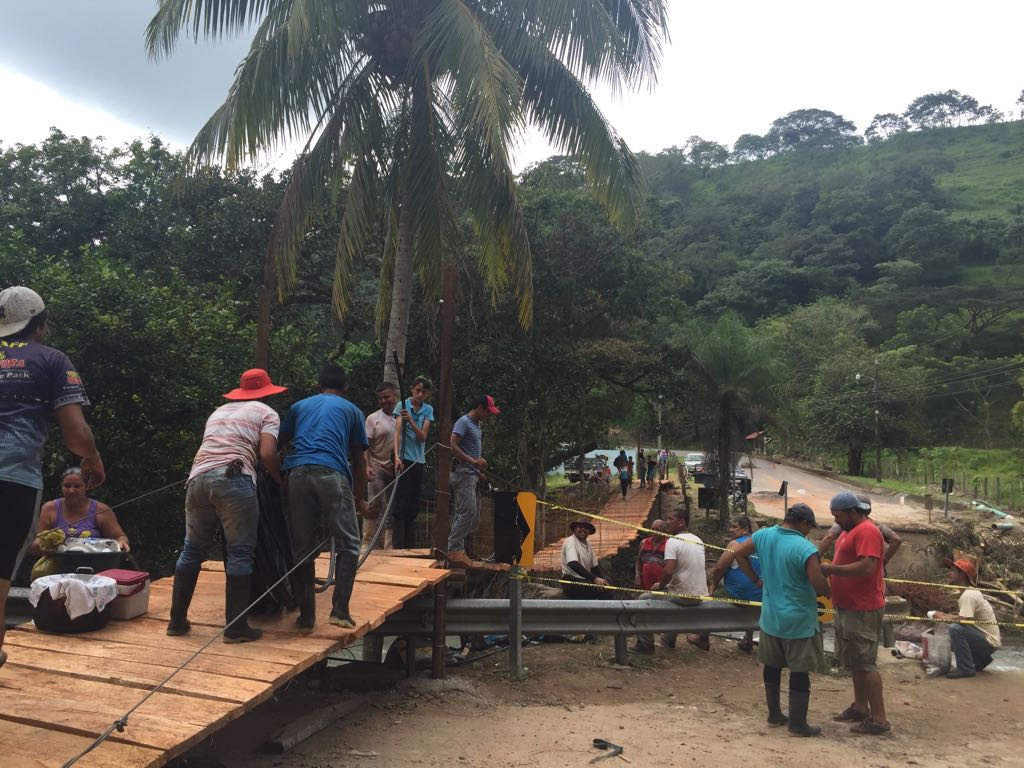 img-noticia-Los vecinos y colaboradores tardaron 3 días en la reconstrucción del puente. Foto cortesía de Kioskos Socioambientales