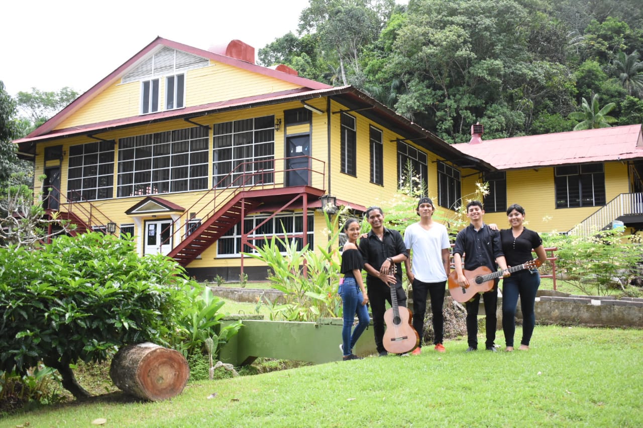 Jóvenes estudiantes y vecinos de Golfito integran la Rondalla Universitaria. Foto cortesía del proyecto.