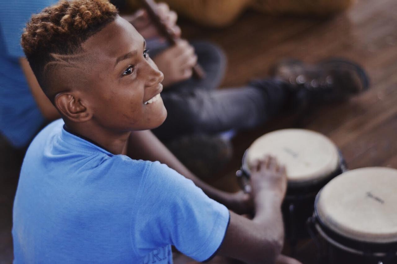 img-noticia-Jocksan pertenece a la casita de escucha de Sixaola, donde por medio de la música y arte buscan crear un espacio seguro donde las y los estudiantes puedan compartir sus inquietudes. Fotografía de Carolina Rodríguez.