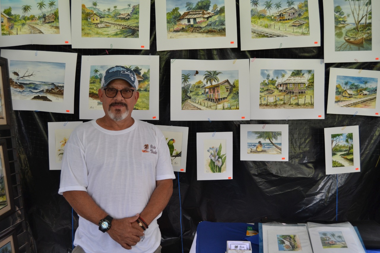 Fernando Jiménez, conocido como Filacho, es oriundo de Limón y hace poco tiempo llegó a vivir a Tucurrique. Él decidió llevar sus pinturas para “darse a conocer en este nuevo lugar y compartir con más personas a las que les apasiona el arte”. Fotografía de Natalia Odio.