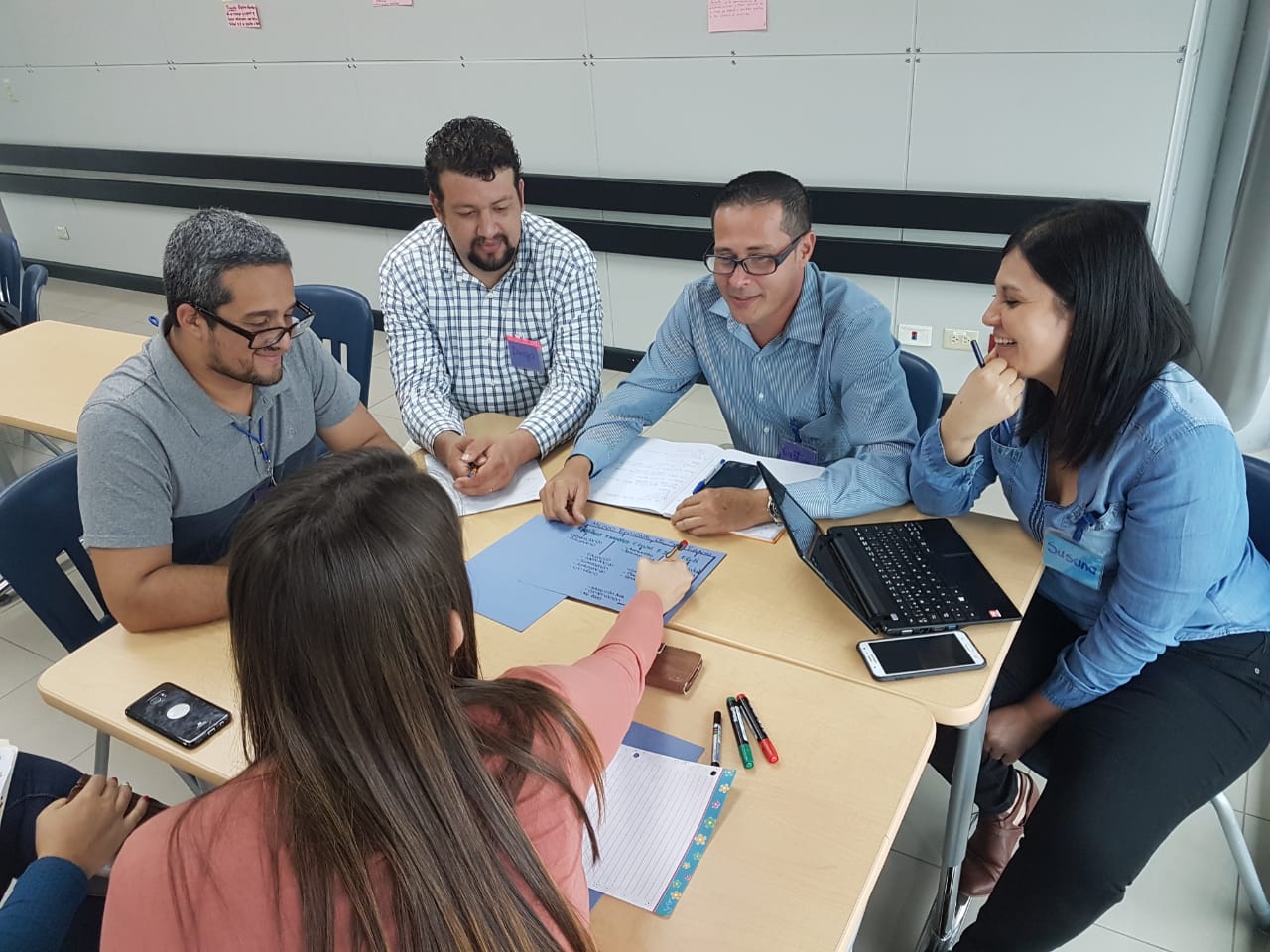 Parte del grupo de personas que se está capacitando en formulación y evaluación de proyectos. Foto: Virginia Mena.