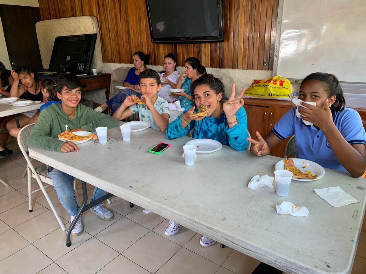 img-noticia-El proyecto ha generado alianzas con instituciones como el PANI para la apertura de un nuevo espacio en La Uruca, donde se brinda información sobre distintas charlas a jóvenes y sus familiares, se realizan actividades recreativas y además, se le brinda alimentación durante la visita. Fotografía de Víctor Soto. 