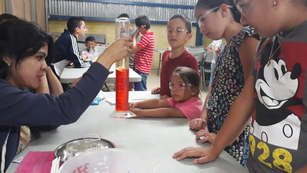 Estudiantes universitarios impartieron el taller “Vivamos la ciencia” para niños y niñas de Santiago. Foto: Recinto de Paraíso.