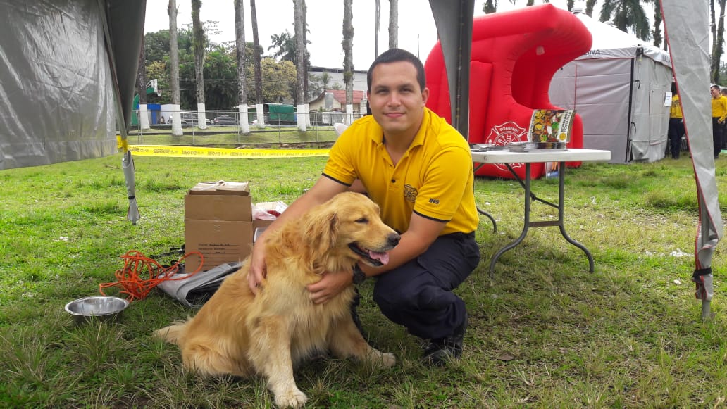 Miembros del Cuerpo de Bomberos capacitaron a personas vecinas de Guápiles en prevención de incidentes. Foto: cortesía Recinto de Guápiles.