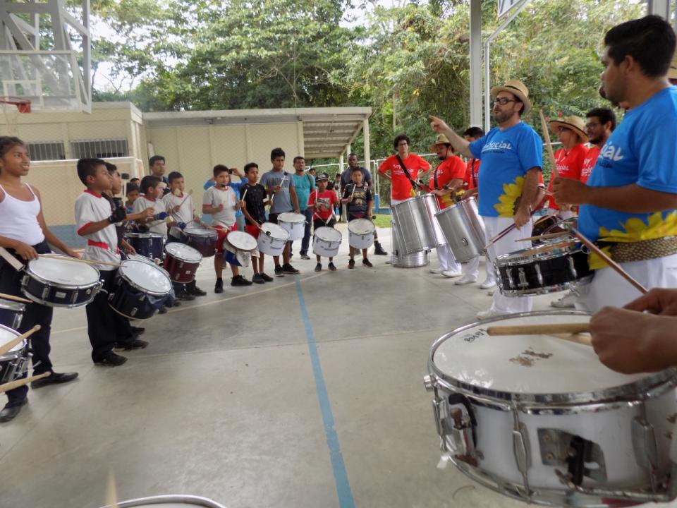 img-noticia-En el taller de percusión niños y niñas de las bandas estudiantiles practicaron y mejoraron sus destrezas. Foto: Laura Méndez Fallas.