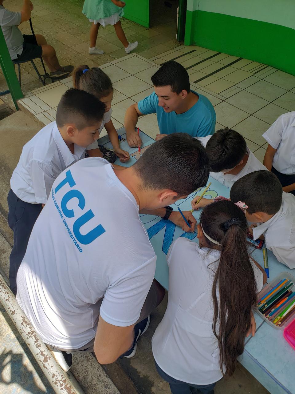 img-noticia-Este proyecto ayuda a los miembros de la comunidad universitaria a estar cada vez más conscientes de las realidades de su comunidad y, a la vez, les permite comprometerse a trabajar en pro de la misma. Fotografía de Jonnathan Salas.