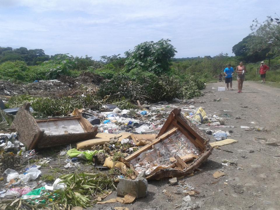 img-noticia-Sesenta mil habitantes de la Juanito Mora, Manuel Mora, Progreso, La Guaria, San Miguel, Carmen Lira y los Almendros sufren por contaminación de aguas negras, basura e inseguridad ciudadana. Foto. Alejandra Castro Murillo y María José Corrales Mora.