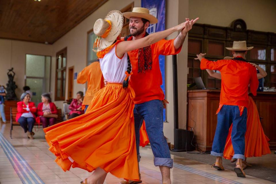 Este 2019, el grupo de bailes folklóricos Sörbö cumple 40 años de fundación. Foto cortesía EC-39.