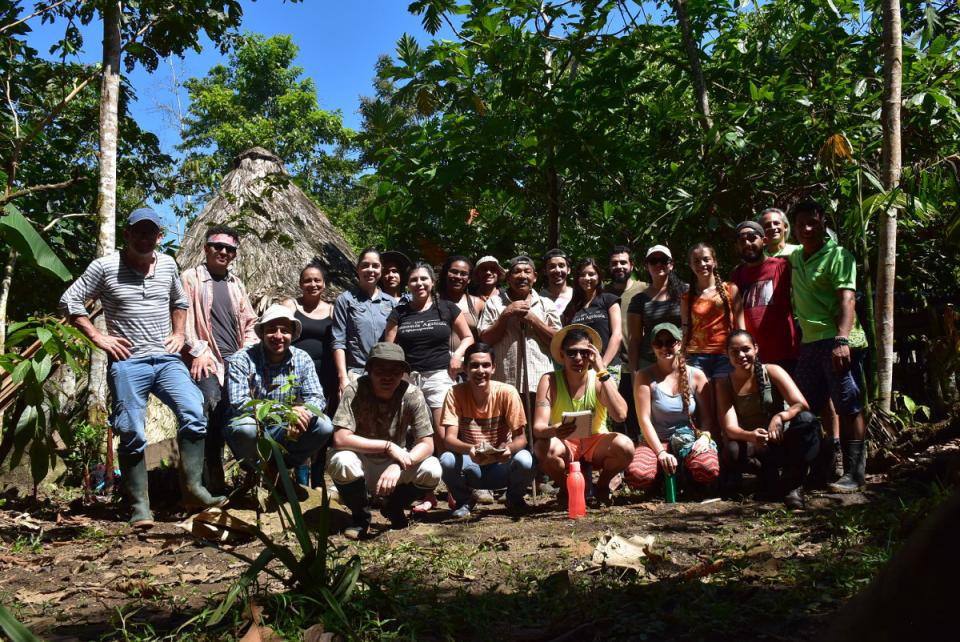 Estudiantes de Economía Agrícola en visita al proyecto con los profesores Nelson Ramírez y Osvaldo Durán. Foto: Osvaldo Durán.