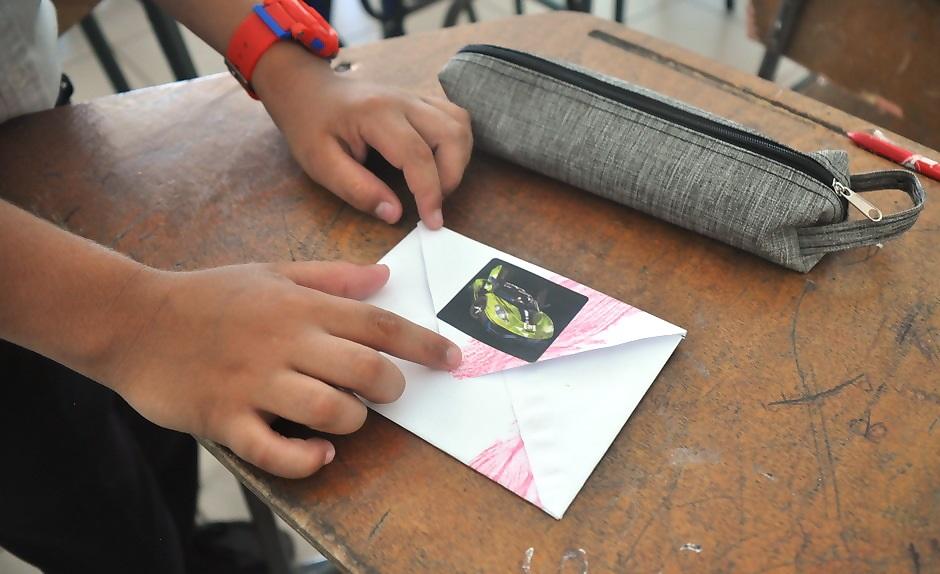 Con hojas de plantas y árboles, niños y niñas aprendieron a decorar papel y sobres. Foto: Daniela Muñoz.