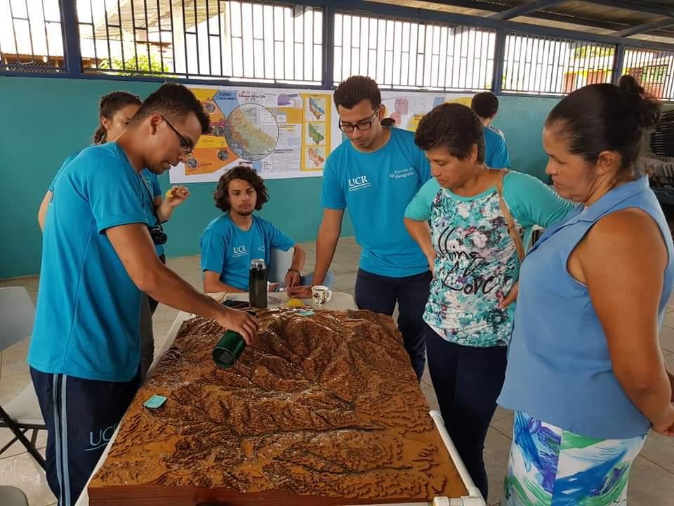 Explicación del concepto e importancia de la cuenca hidrográfica en la comunidad de La Lucha de Potrero Grande. Foto tomada por Marlon Morúa.