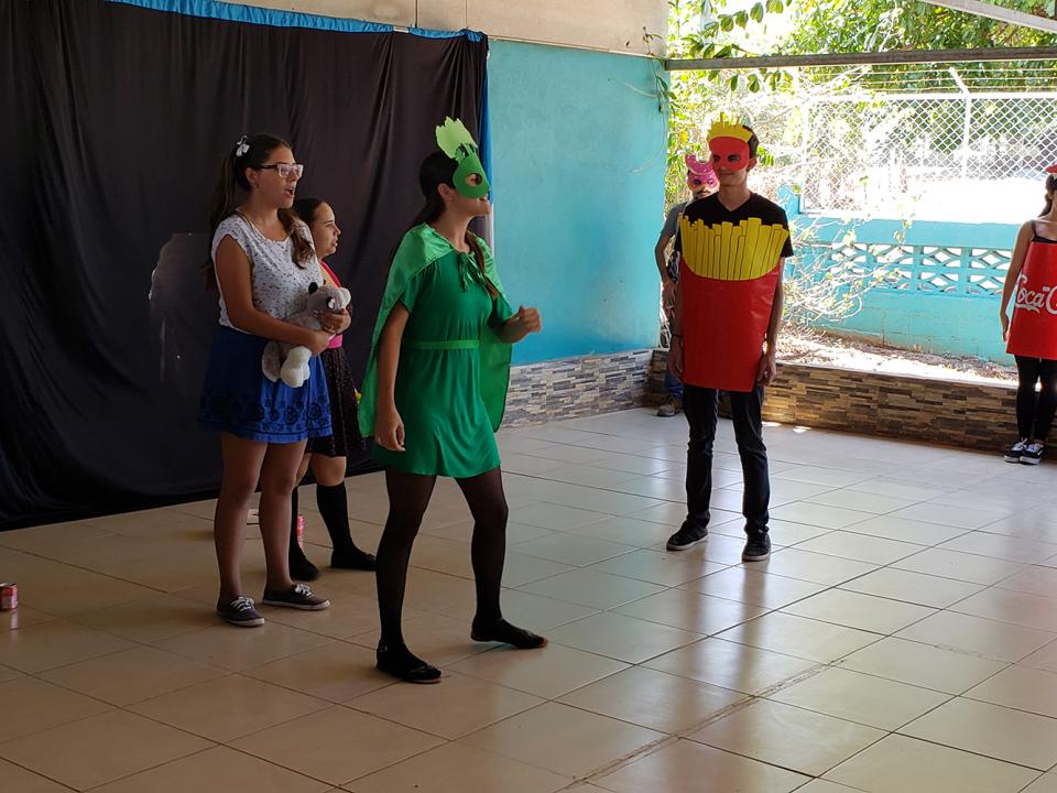 El teatro es uno de los recursos artísticos usuales en el TC-578, que apoya los procesos enseñanza-aprendizaje en las escuelas de cantones puntarenenses. Foto cortesía TC-578.