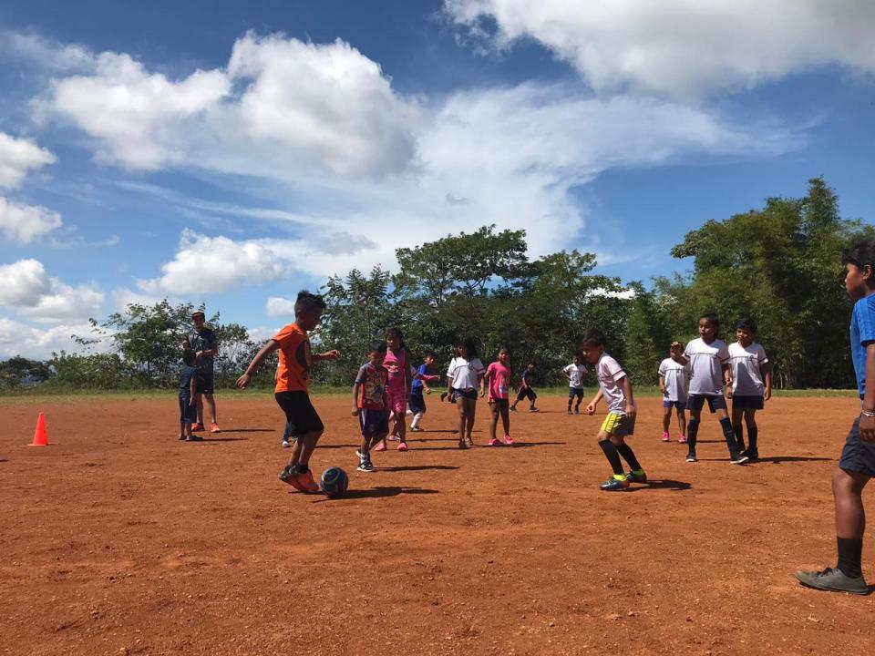 img-noticia-Niños de Salitre, zona sur, disfrutan de las actividades deportivas que se organizan mediante los proyectos de Acción Social de la Escuela de Educación Física y Deportes. Foto cortesía Cecilia Romero