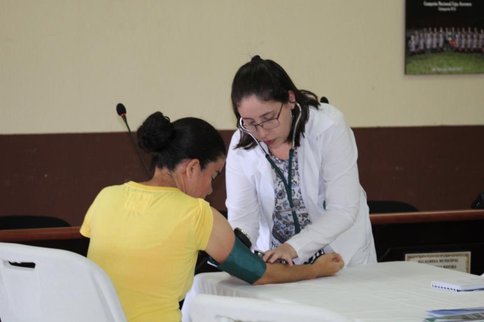 img-noticia-Mujer toma la presión a otra durante una feria de la salud.