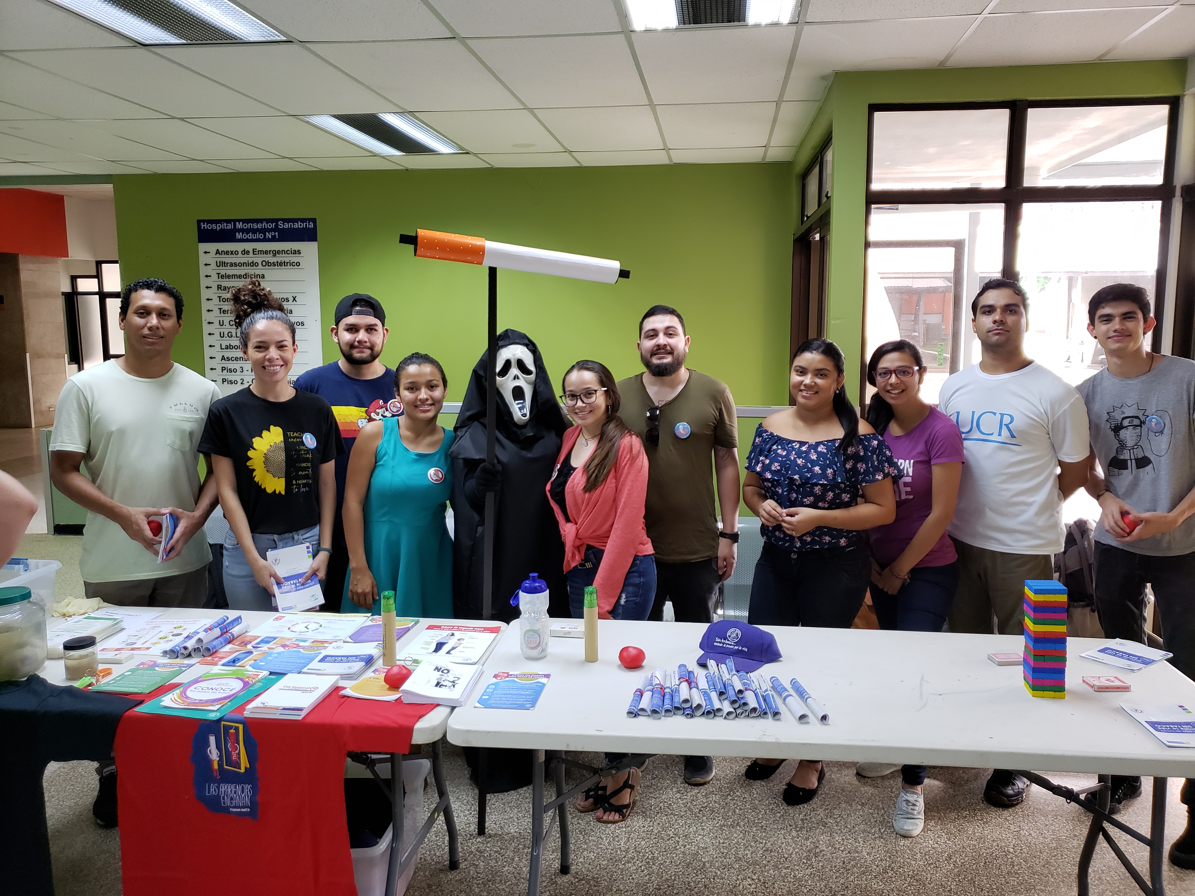 En la Imagen se muestran las y los estudiantes del TCU en el Hospital Monseñor Sanabria