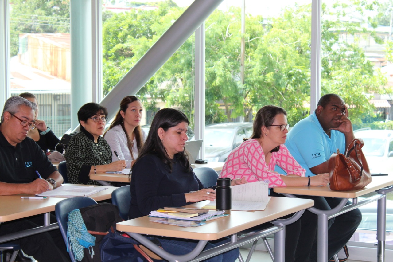 Miembros del curso durante una de las lecciones