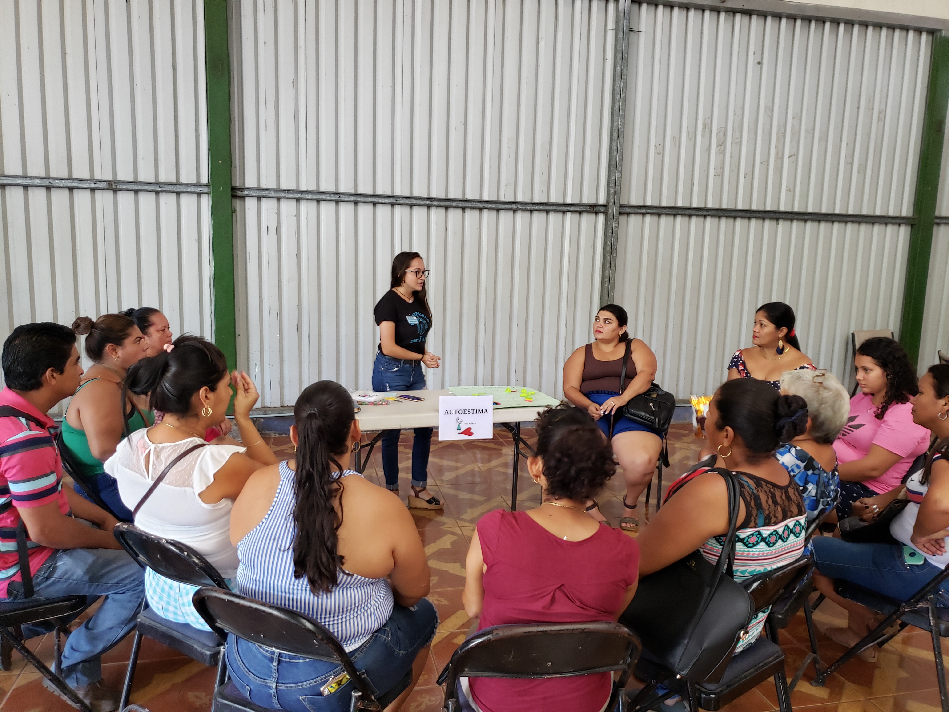 Personas reciben charla sobre autoestima como parte de la Feria interactiva. Autor: Jonnathan Salas 