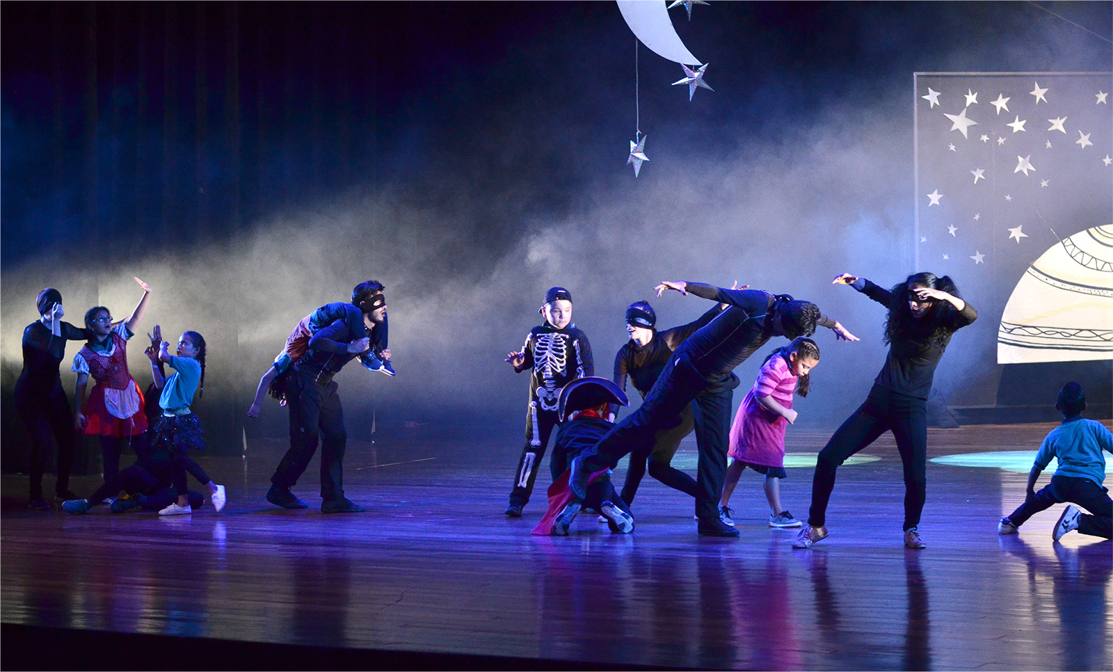 La coreografía El ladrón de diamantes, creación de Gustavo Hernández, es una propuesta de vinculación artística con niños sordos de la Escuela Fernando Centeno Güell. Foto Archivo VAS.