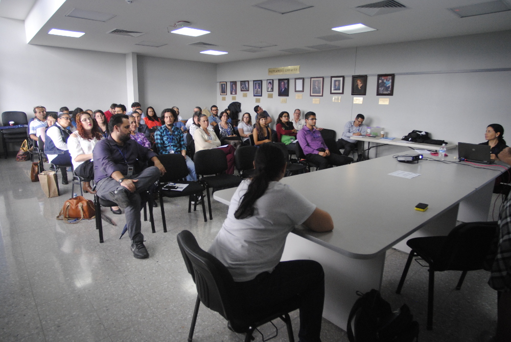 Personas participan de un foro en la UCR