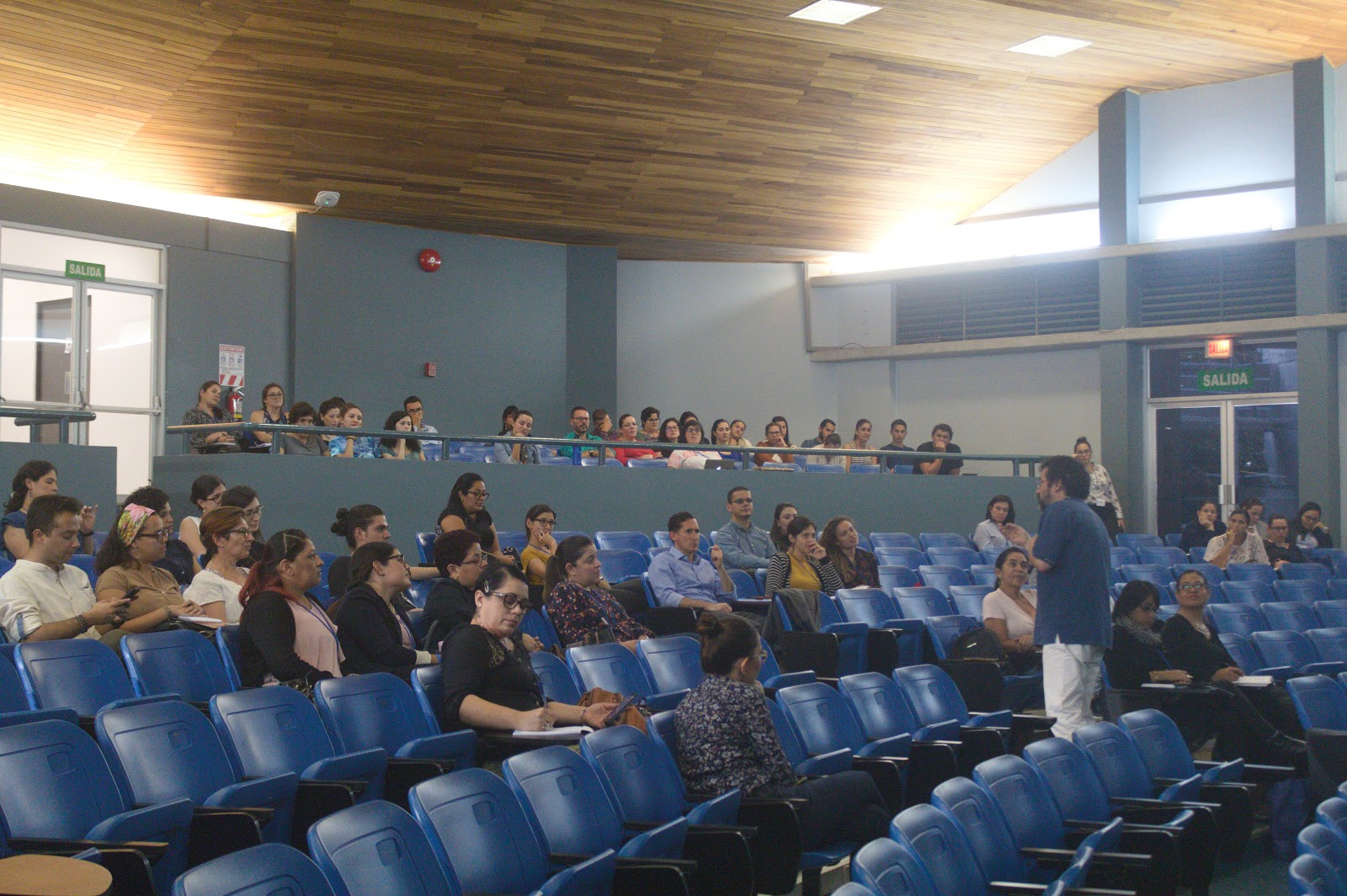 Personas reciben charla en auditorio