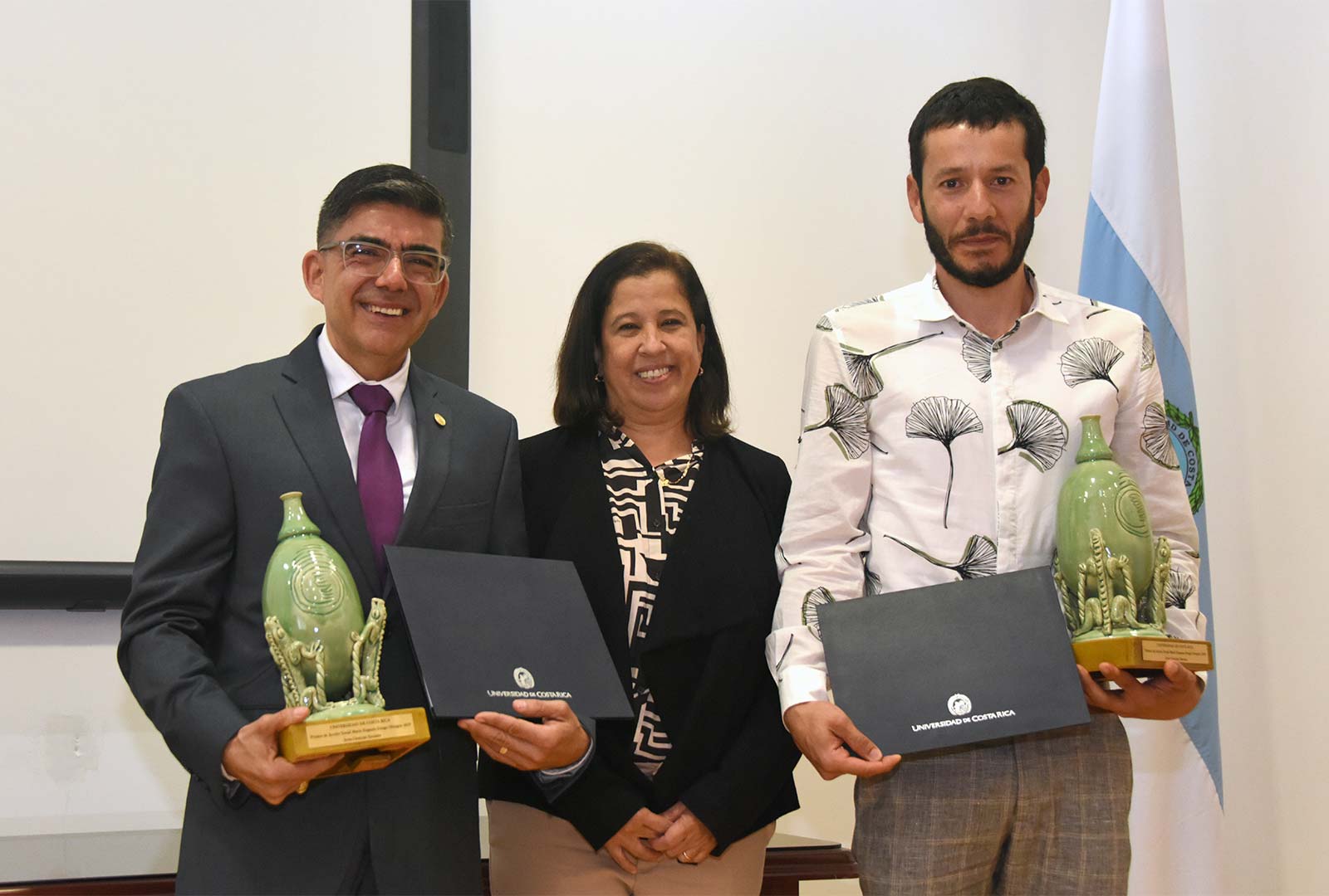 Yamileth Angulo Ugalde, vicerrectora de Acción Social, entregó los Premios de Acción Social María Eugenia Dengo Obregón 2019 a los docentes Carlos Rubio Torres y Oscar Andrey Herrera Sancho.  Foto Karla Richmond-ODI