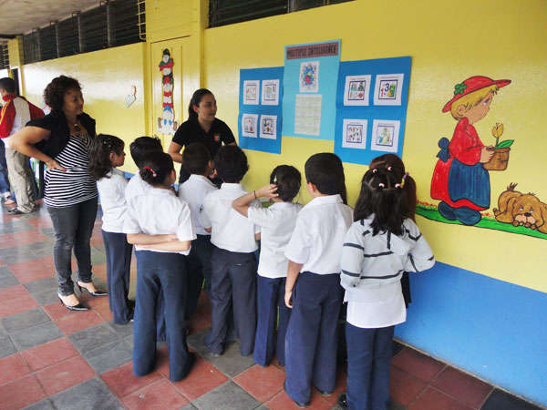 Niños de escuela reciben clases de inglés