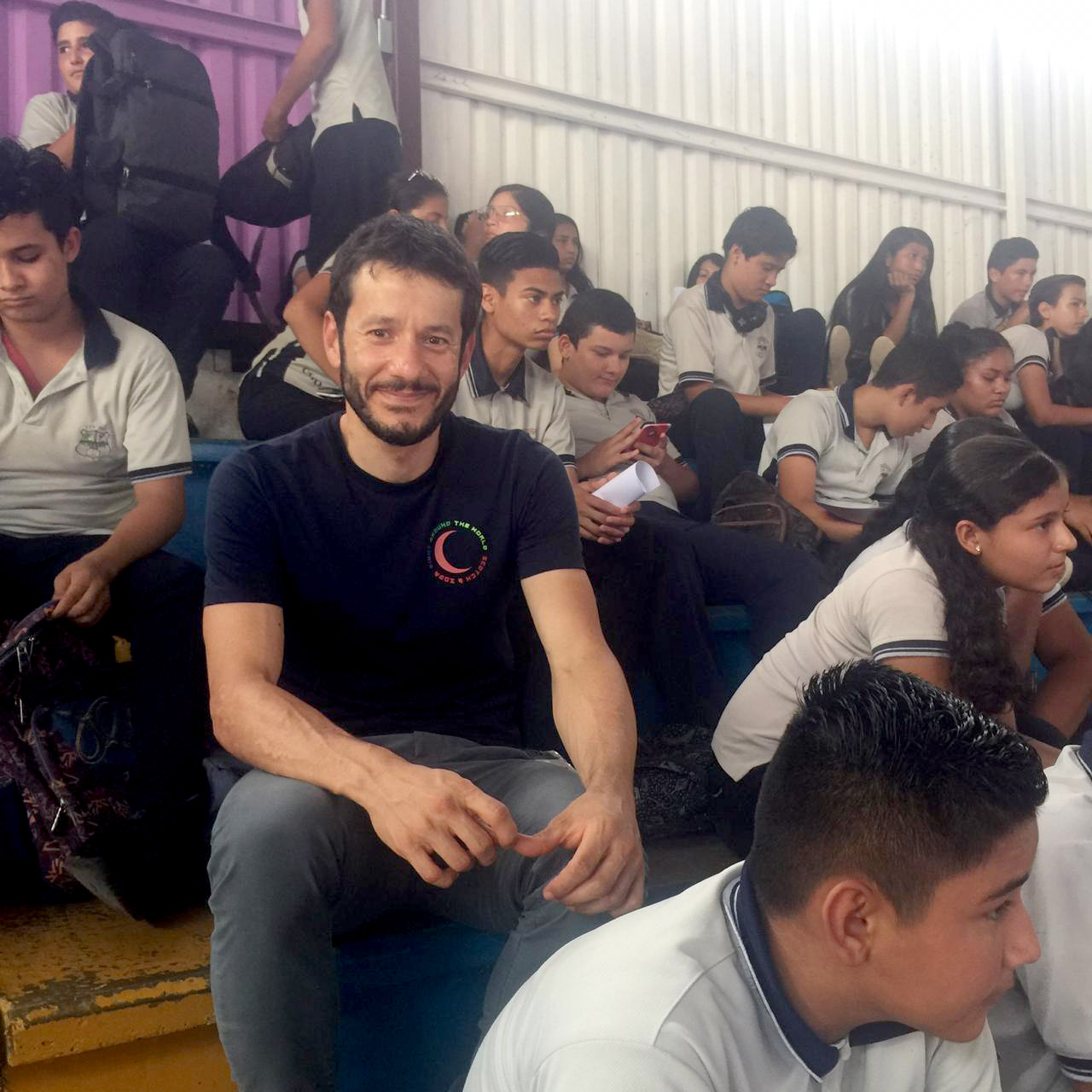 El físico Oscar Herrera lleva el conocimiento a comunidades estudiantiles para promover el interés de los más jóvenes en las ciencias.  Foto Gabriela Mayorga