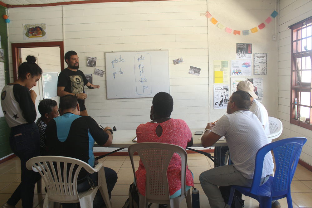 Personas reciben clase de alfabetización