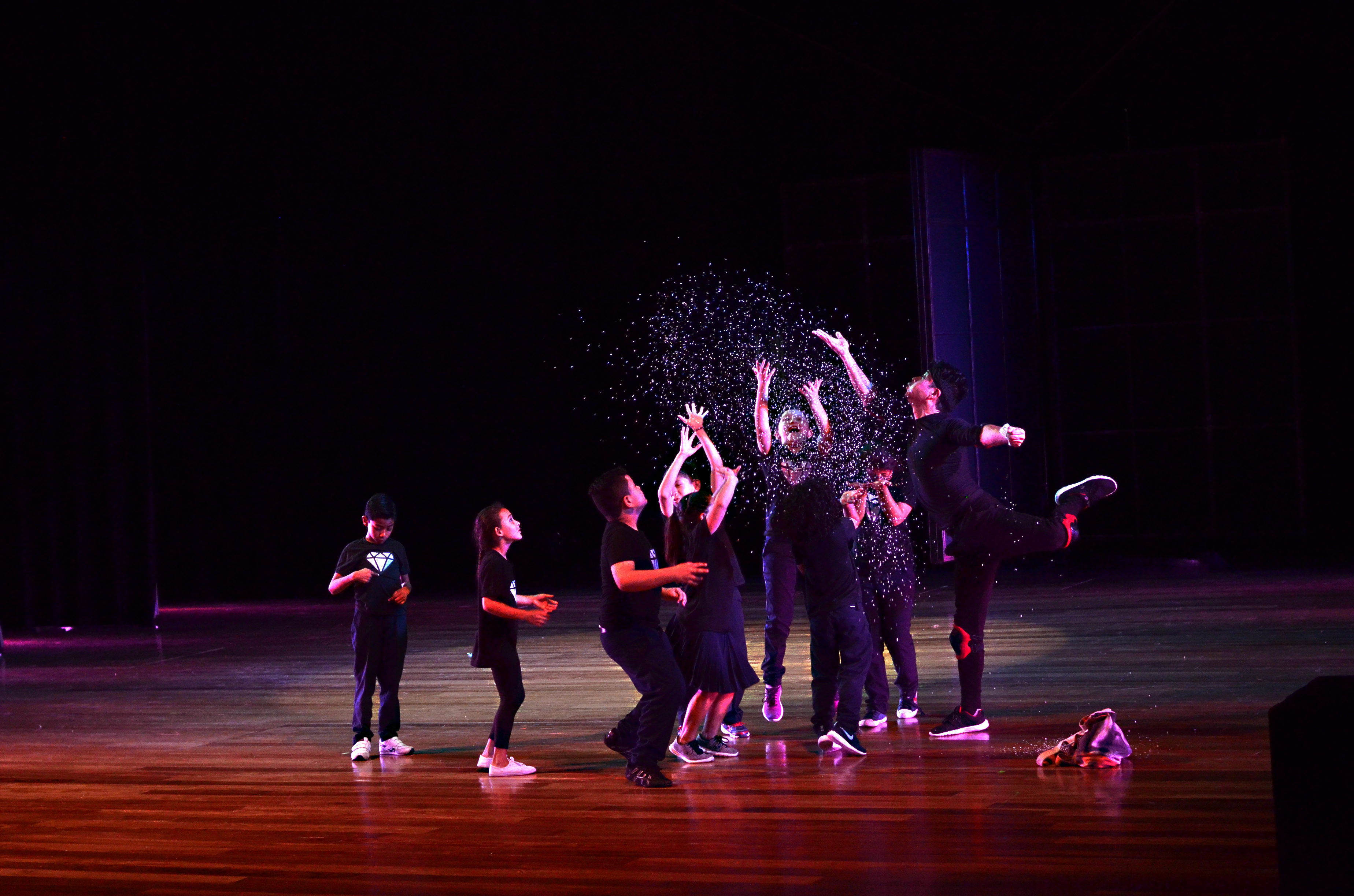 img-noticia-La acción social promueve la inclusión de diversas poblaciones.  En la foto aparece una escena de la obra dancística “El ladrón de diamantes”, un proyecto de Danza Universitaria con niños sordos de la Escuela de Enseñanza Especial Fernando Centeno Güell.  Foto Claudia Castro.