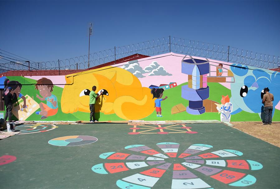 Esteban, don Luis y John, dando los últimos detalles al mural que está en Villas de Ayarco. Actividad del TCU Arte Público.  Foto: Laura Rodríguez Rodríguez. Foto del año 2019 