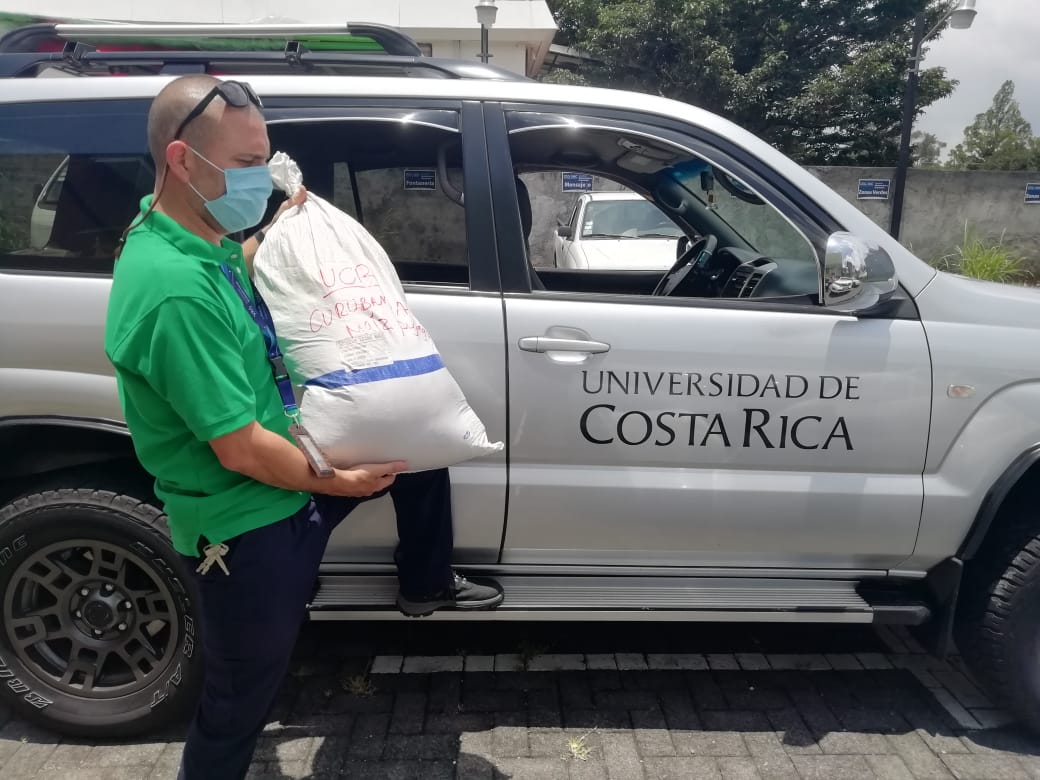 El equipo de trabajo de la Vicerrectoría de Acción Social ha realizado giras a comunidades para entrega de materiales y chips telefónicos, como parte de los esfuerzos para promover la virtualización. Foto Johnny Arias.