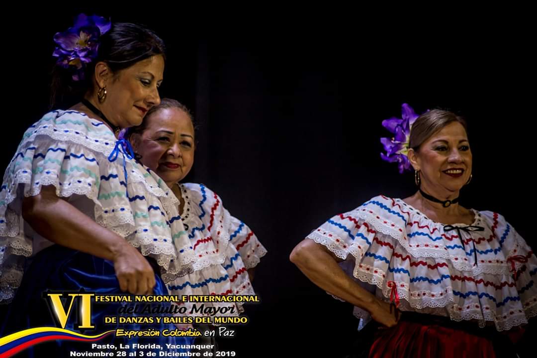 En el 2019 la presentación del grupo Al Son de la Vida tuvo una gran acogida en Colombia, por lo que los organizadores los invitaron a ser parte de las delegaciones que harán su participación virtual este año. En la imagen aparecen las bailarinas Giovanna Sheik, Rosa Pochet y Julia Avendaño.  Foto cortesía PIAM-UCR 