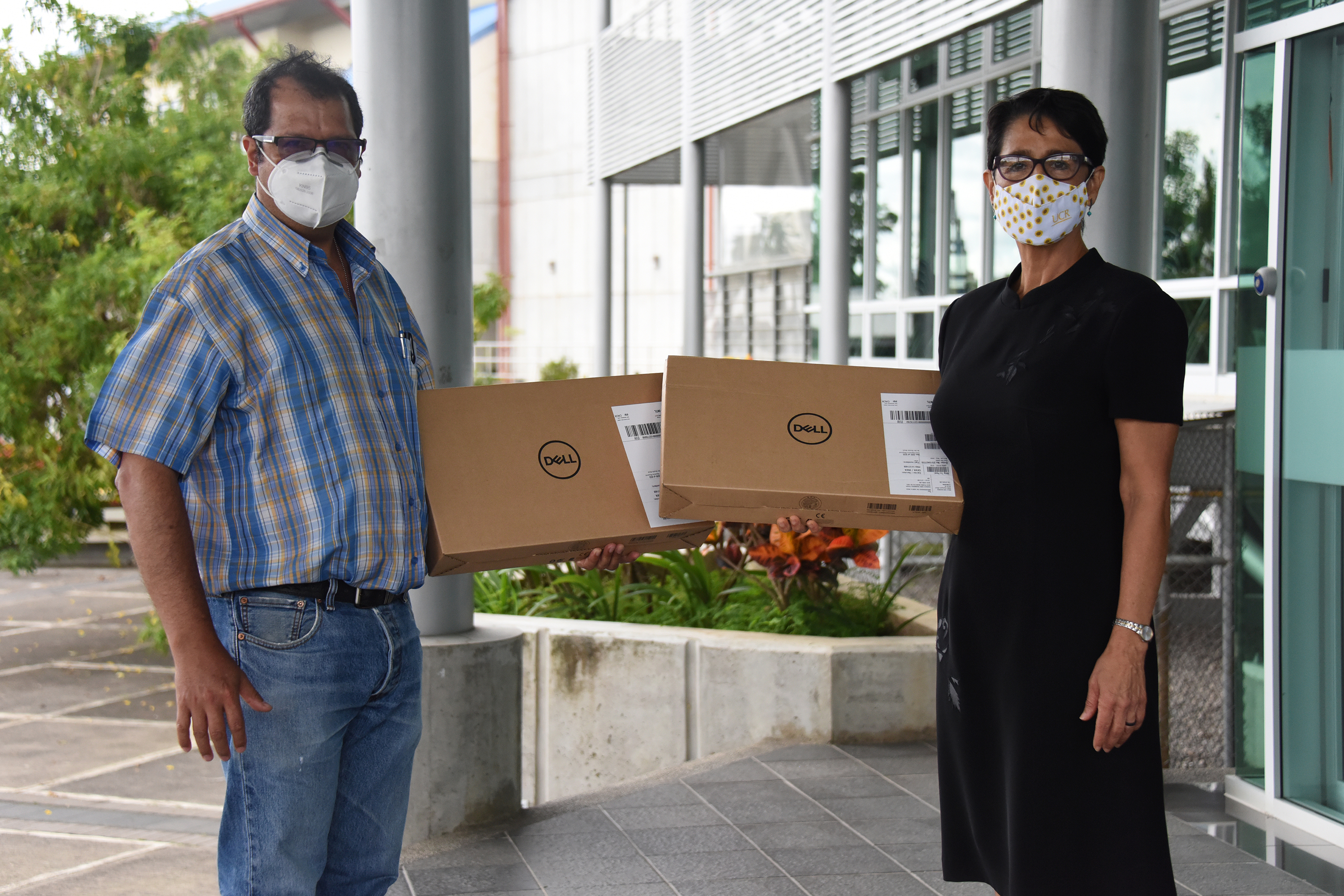 La Dra. Sandra Araya Umaña, vicerrectora de Acción Social, entregó al Lic. Jorge Vega Villalobos los equipos destinados a los proyectos de la Escuela de Nutrición. Foto Laura Rodríguez.