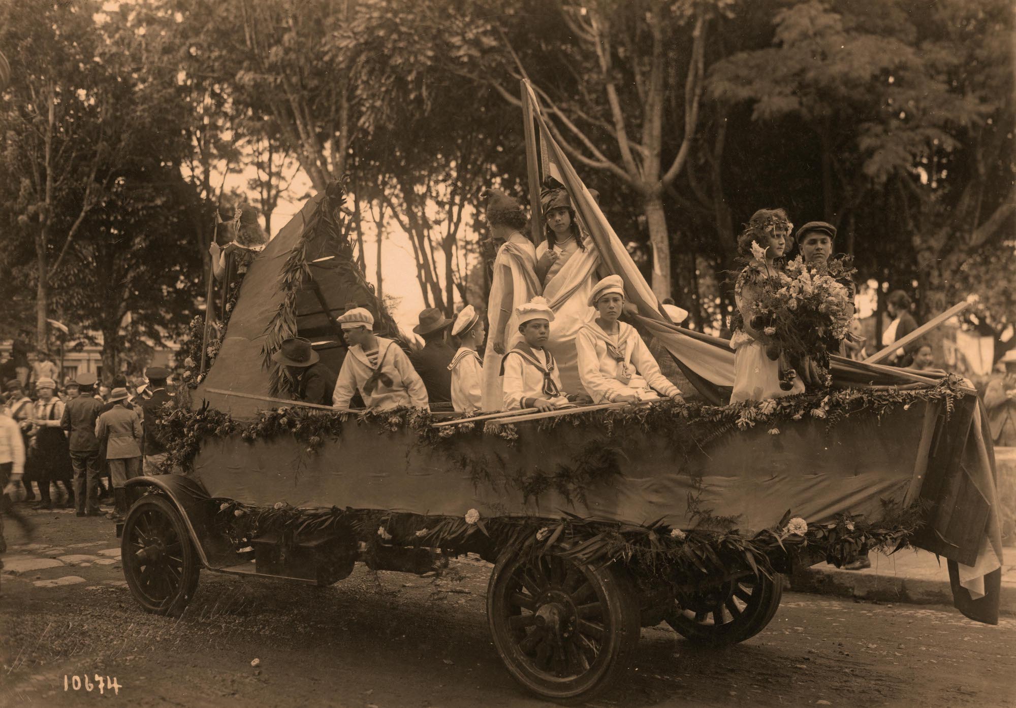 La exposición virtual “Las Flores del 15 de setiembre” es parte del proyecto de Acción Social “Hacia el Bicentenario de la Independencia de Centroamérica y Costa Rica” (EC-490), de la Escuela de Estudios Generales. Foto de la Colección Gómez Miralles