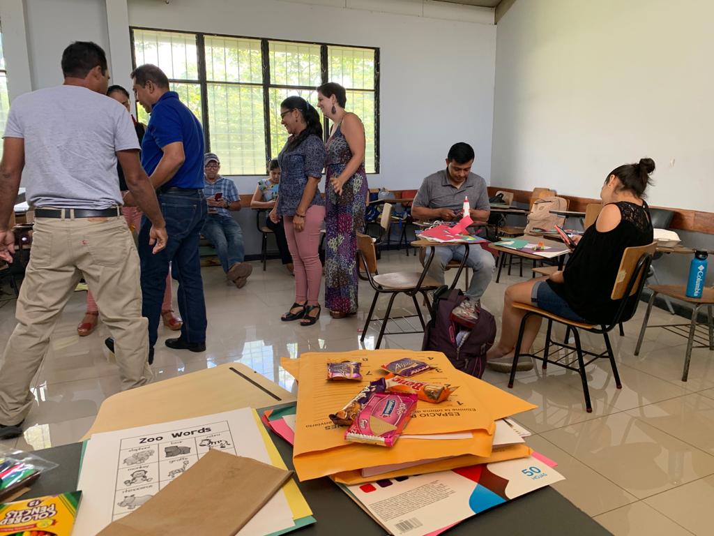 img-noticia-Aunque Guanacaste es uno de los principales polos turísticos del país, aún gran parte de sus habitantes no tienen habilidades en otros idiomas.  La Sede Regional de Guanacaste capacita a docentes para mejorar el proceso de enseñanza-aprendizaje en idioma inglés.  Foto cortesía SRG.