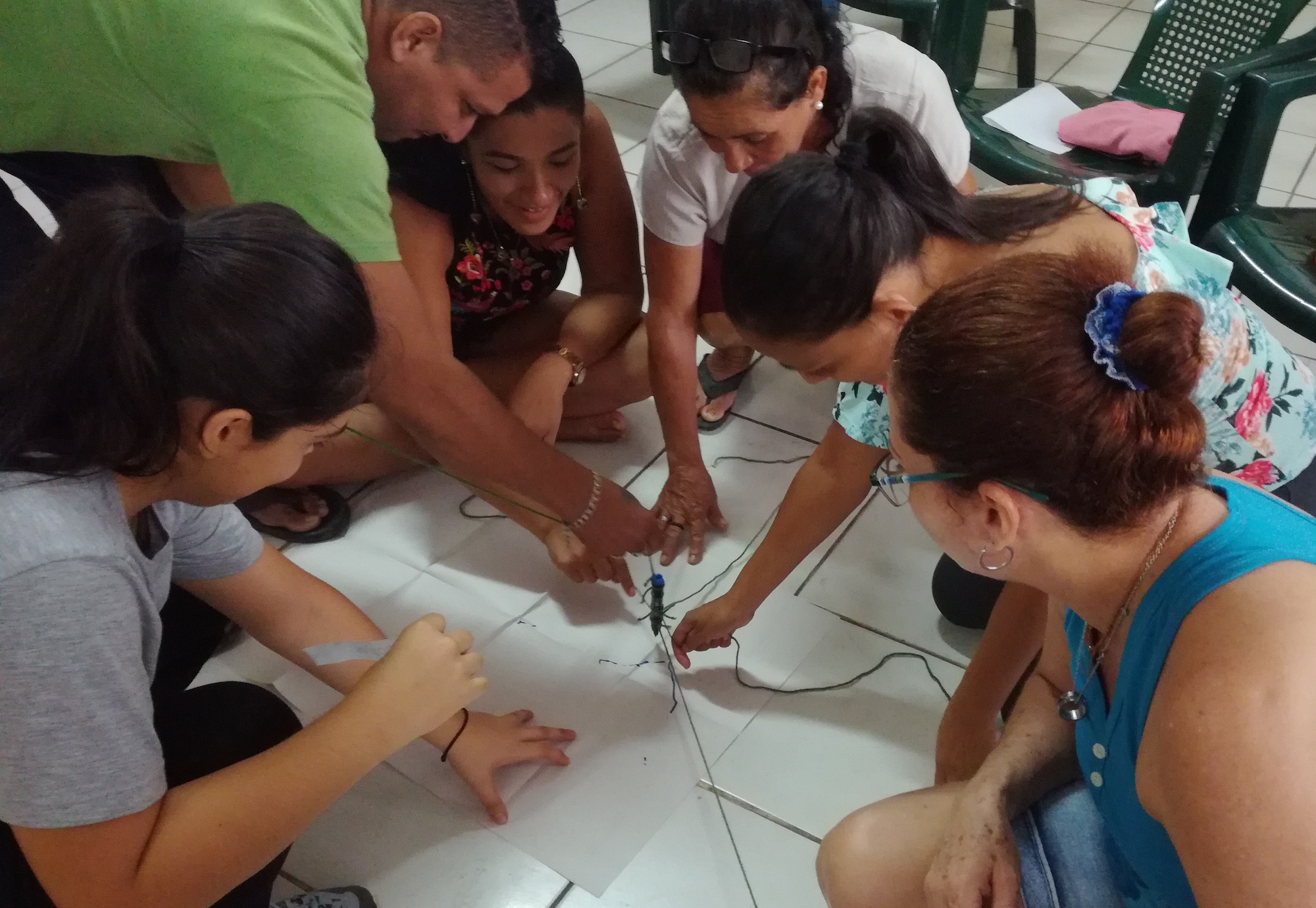 img-noticia-Con actividades colectivas el TC-704 se propone dibujar nuevos rostros a las comunidades del Pacífico que viven diversas situaciones de vulnerabilidades sociales. En la foto aparecen un grupo de mujeres participantes en un taller impartido en Barranca, Puntarenas.  Foto TC-704