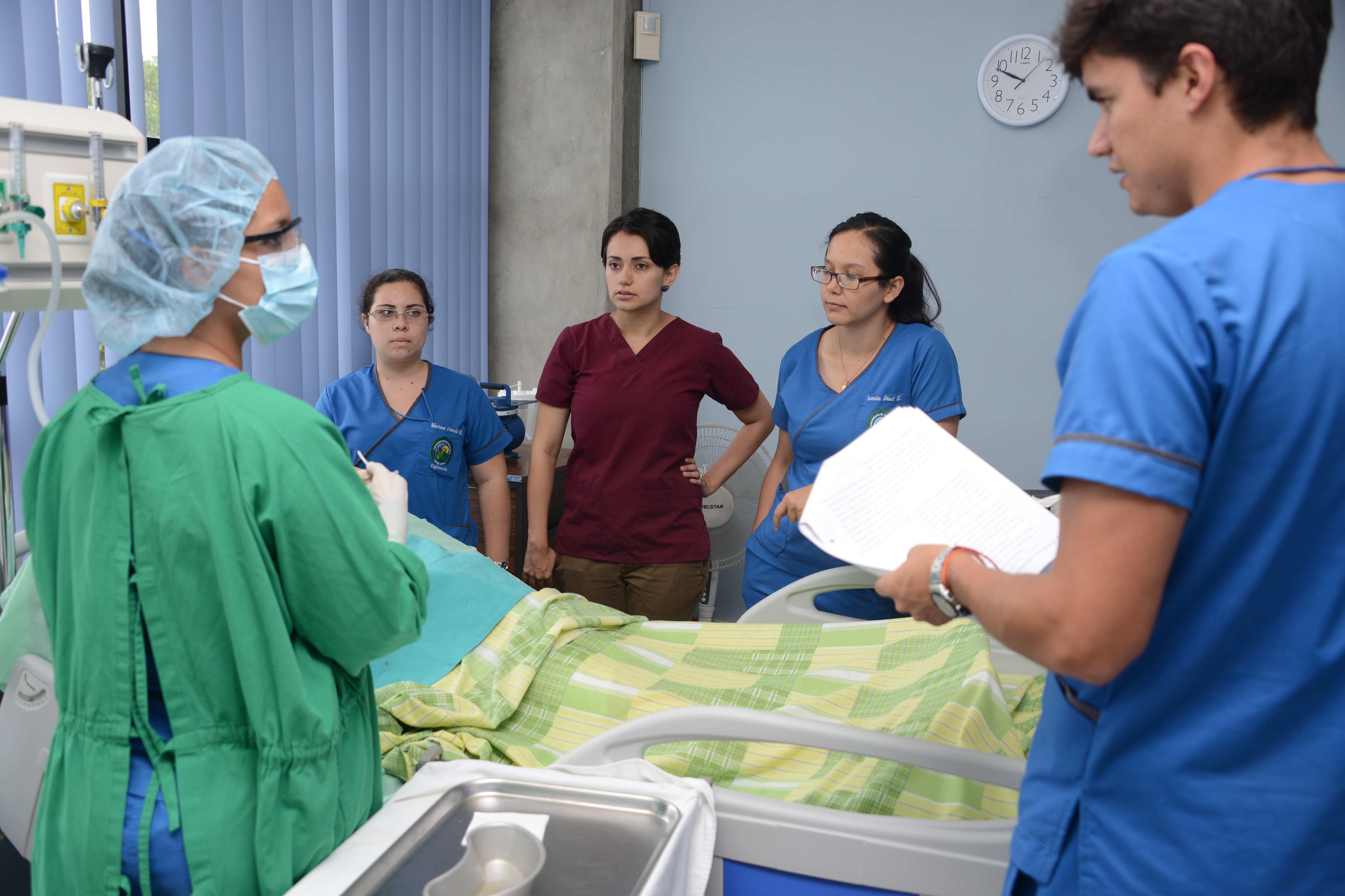 Estudiantes de Medicina  y Enfemeria realizando simulacro