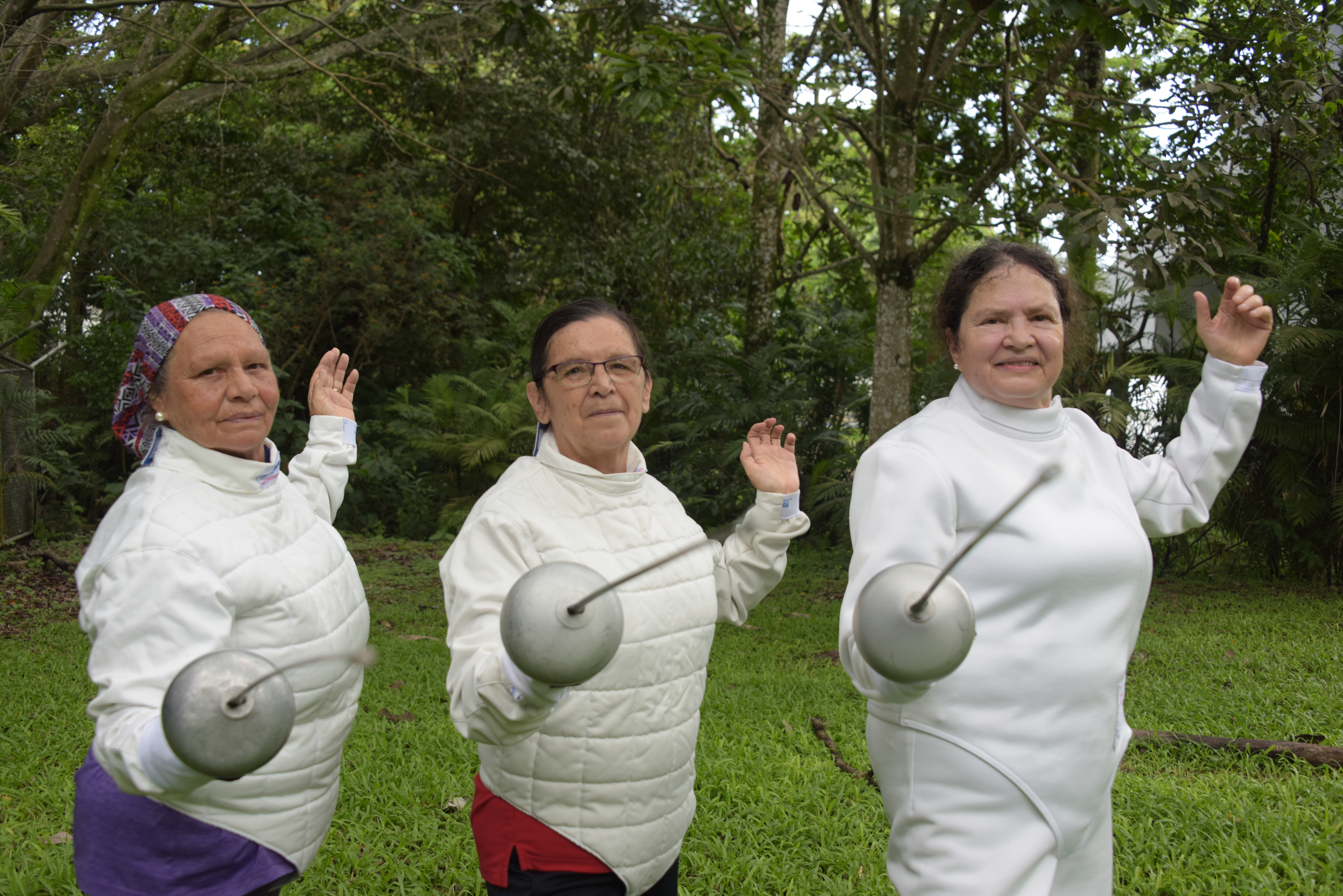 img-noticia-María Luz Barquero Carvajal, Lorena Quirós Calderón y Adriana Garrido Quesada asisten a las clases de Esgrima del PIAM. Foto por Anel Kenjekeeva Sancho.