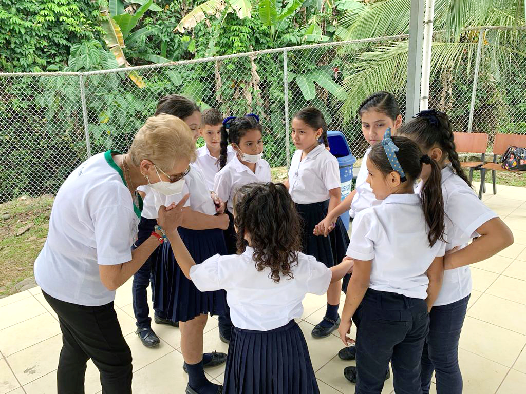 El objetivo del libro “Matarilerilerón. Aprendo y juego con mis abuelitos” es propiciar un encuentro generacional entre personas adultas mayores y estudiantes de centros educativos mediante talleres de juegos tradicionales. Foto cortesía EC-256.