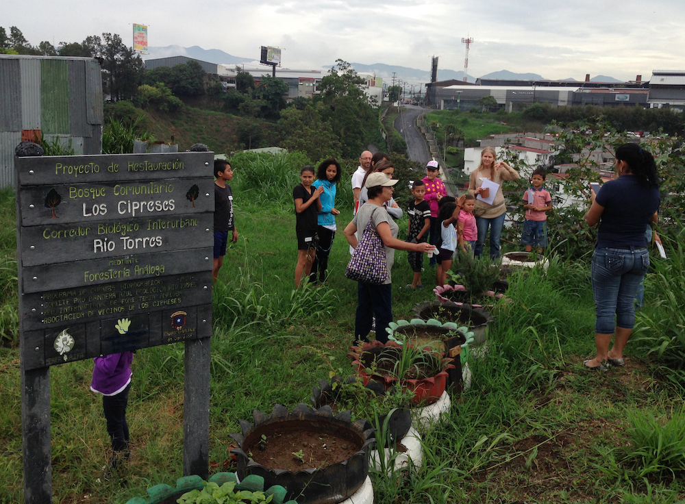 Cada año estudiantes de la UCR proponen proyectos de Acción Social con metodologías en las que participan activamente organizaciones comunitarias para el diseño de soluciones a sus problemáticas. En el año 2018 se ejecutó el proyecto “Los barrios que nacen de la gente. Reconstrucción histórica del asentamiento urbano Los Cipreses y una estrategia para su difusión” (IE-92) que recopiló la memoria colectiva de esa comunidad.   Foto archivo VAS