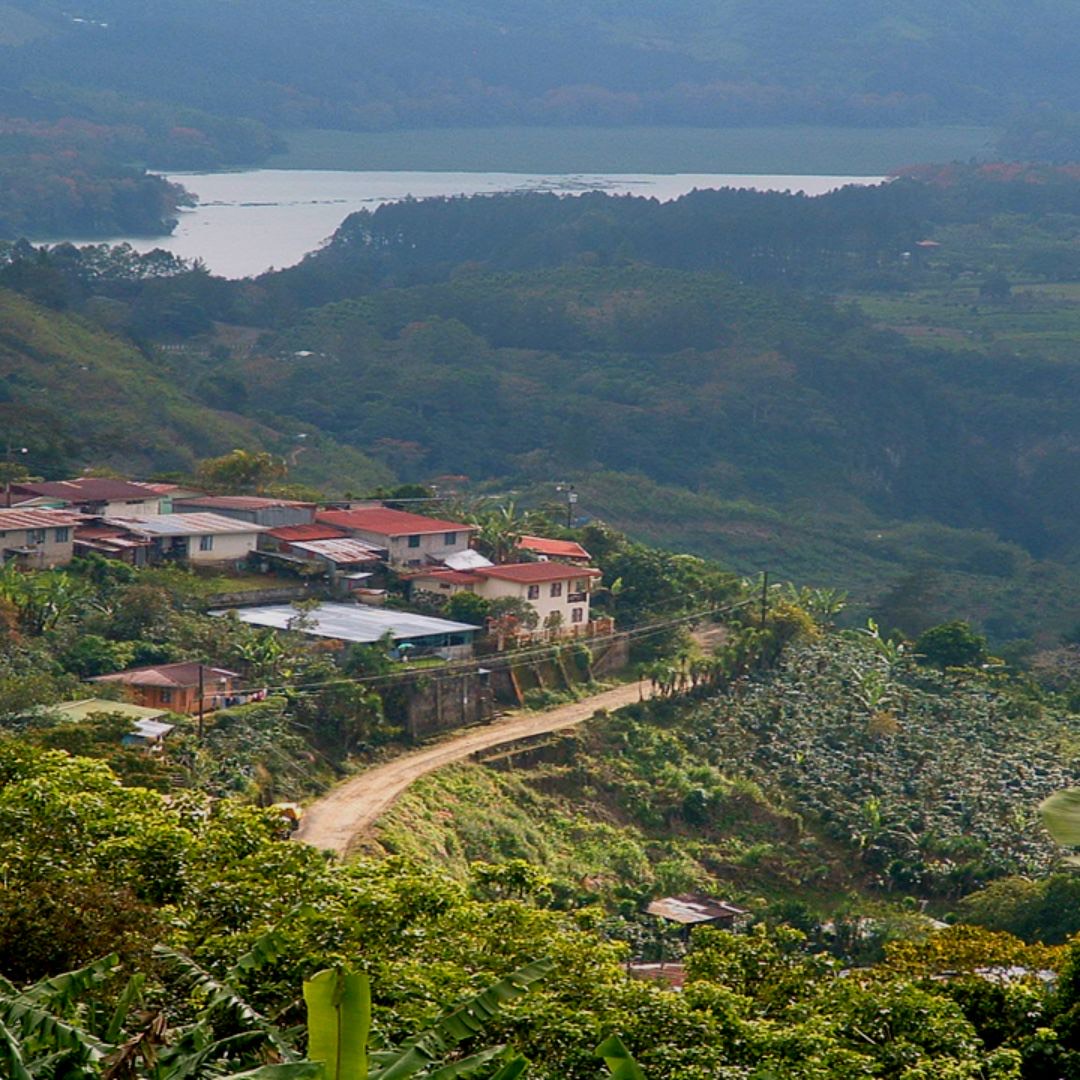 Comunidad de San Jerónimo. Distrito de Cachí, Paraíso de Cartago. Foto de archivo del proyecto de Acción Social de la UCR “Prevengamos los riesgos ante los desastres” (TC-509)