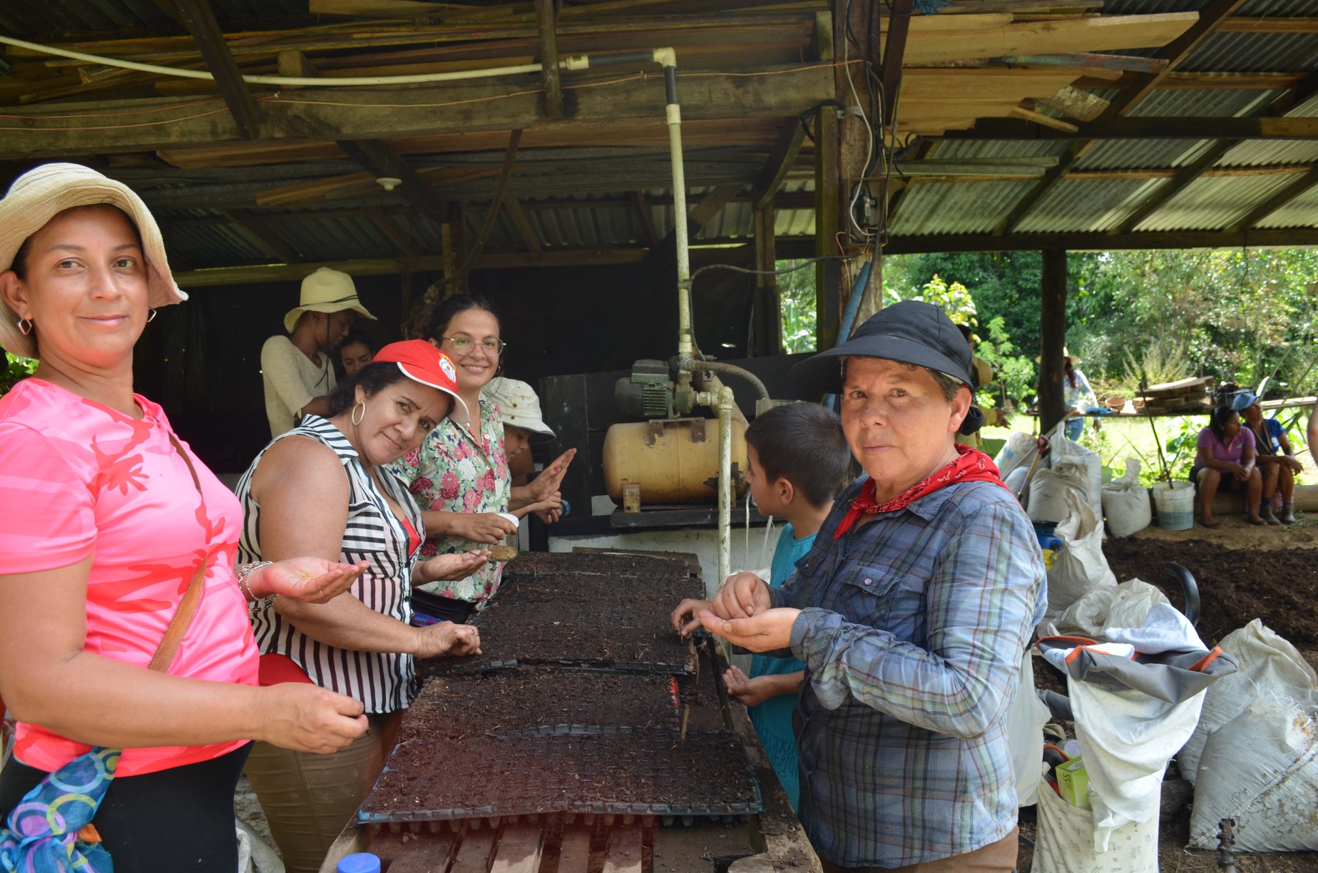 Mujeres productoras de almácigos en yunta agroecológica en Loroco, Talamanca. Fotografía: Hawi Castañeda