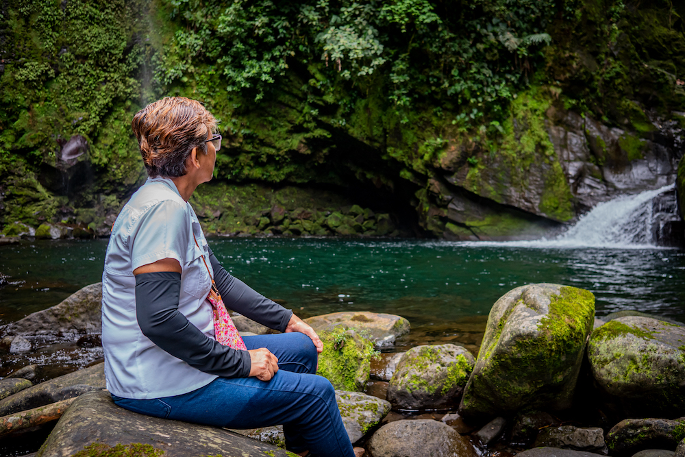 img-noticia-Las luchas por la justicia ambiental tienen rostros femeninos, aunque en la gestión organizacional su participación no es paritaria. Según la ONU, en todo el mundo, las mujeres y las niñas son las responsables de abastecer de agua a sus familias en el 80% de los hogares sin acceso a agua corriente.. En la foto aparece la líder costarricense Zaida Sáenz, directiva de la Asada La Argentina, en Pocora, Guácimo. Foto Alberto Arce.