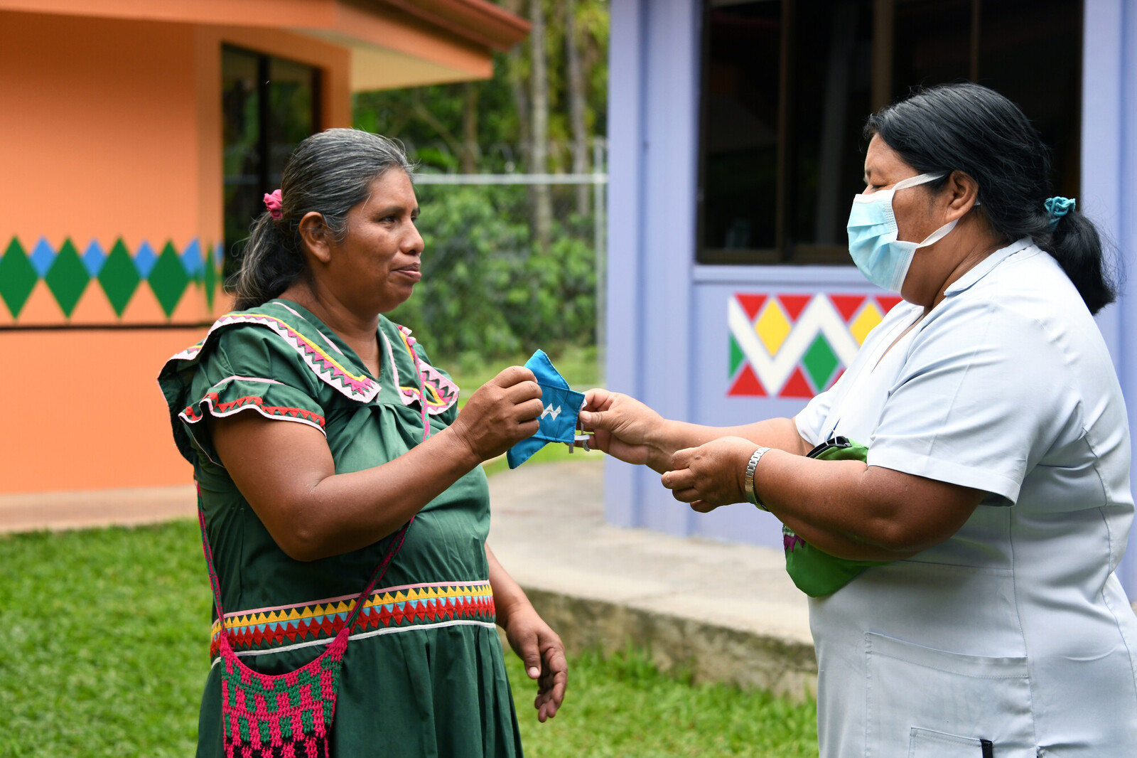 img-noticia-Repartiendo mascarillas