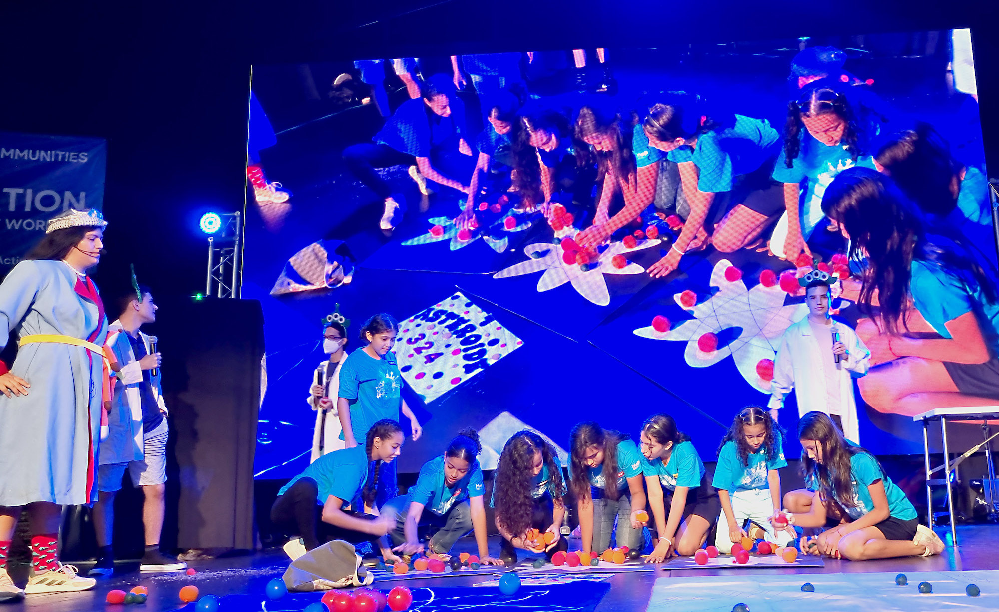 Con obras de teatro, talleres y exposiciones las niñas participantes en Misión Carrillo exploraron diversas áreas del quehacer de las carreras STEAM. En la foto aparece la representación teatral de la obra Lo esencial son los átomos del Principito, un aporte del TC-695 de la Escuela de Física.