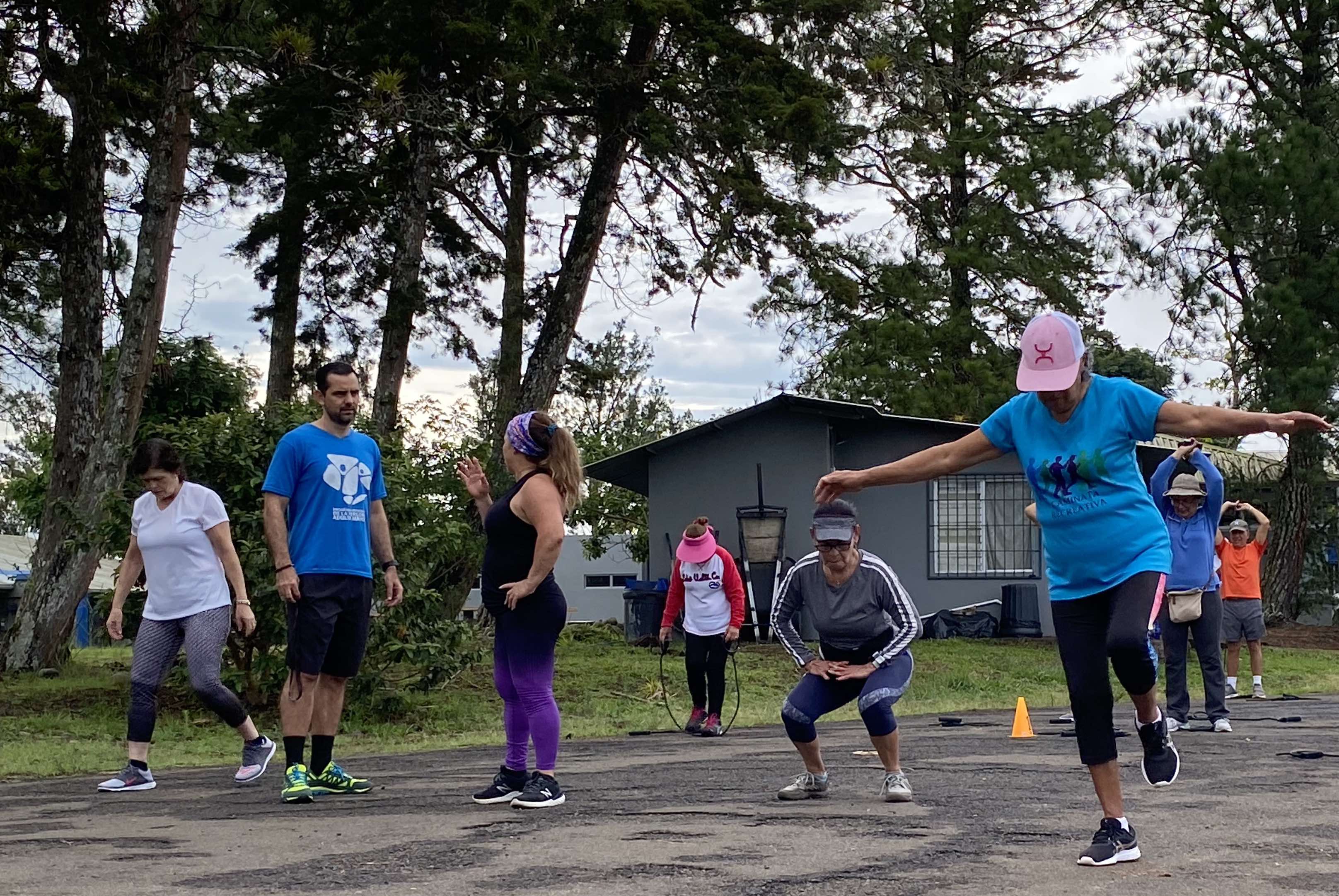 Adultos mayores practican ejercicios al aire libre 