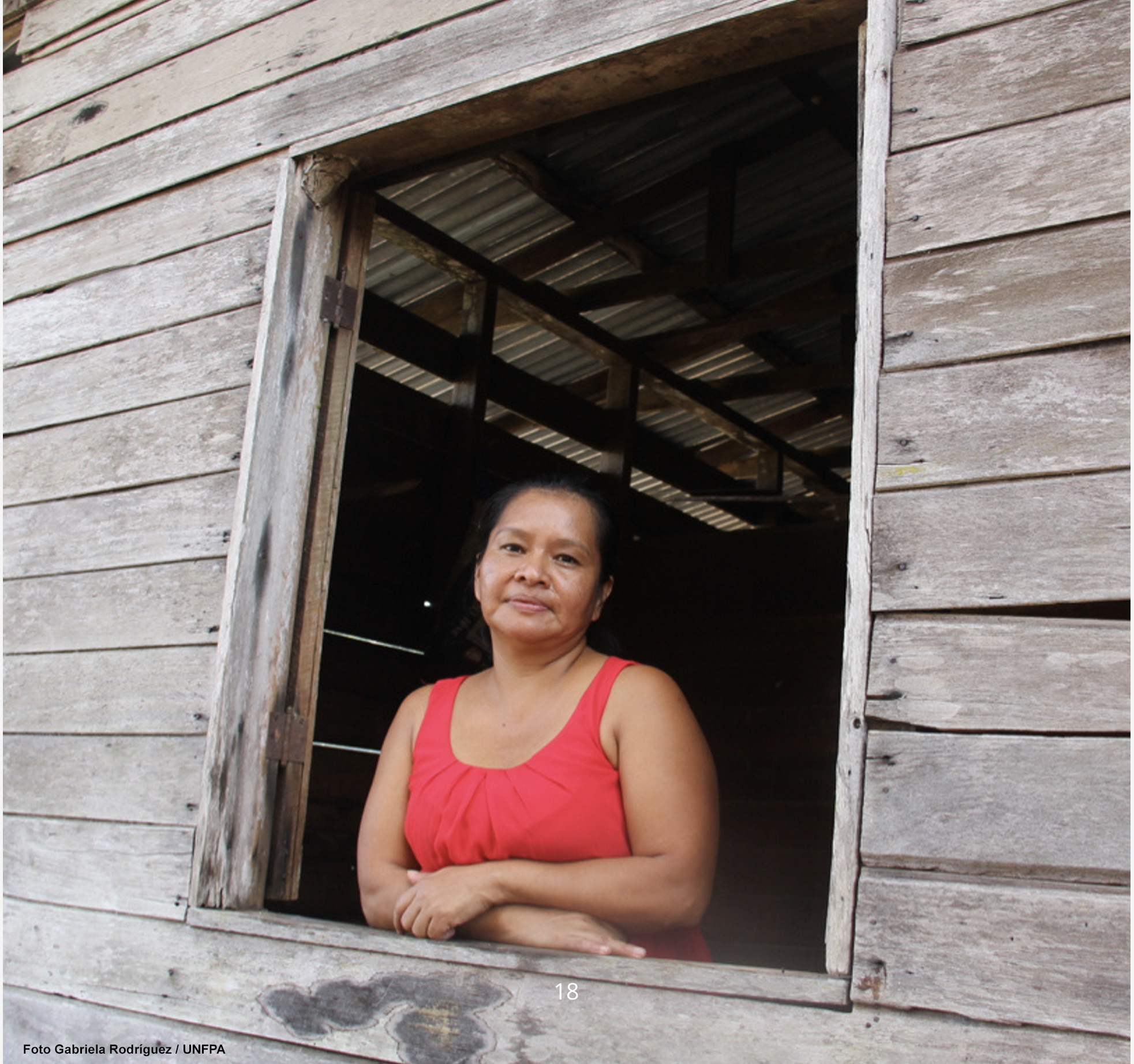 img-noticia-Los conflictos sociales en los territorios indígenas se han exacerbado tras la ocupación de tierras ancestrales, aunque un reciente fallo de la Sala Constitucional declaró la nulidad de todas las compraventas de tierras por parte de personas no indígenas.  Sin embargo, esto ha llevado a una situación de violencia sistemática por parte de algunos finqueros, particularmente en la zona sur de Costa Rica.  En la foto aparece Doris Ríos, lideresa cabécar del clan Uragrura, Foto Gabriela Rodríguez-UNFPA